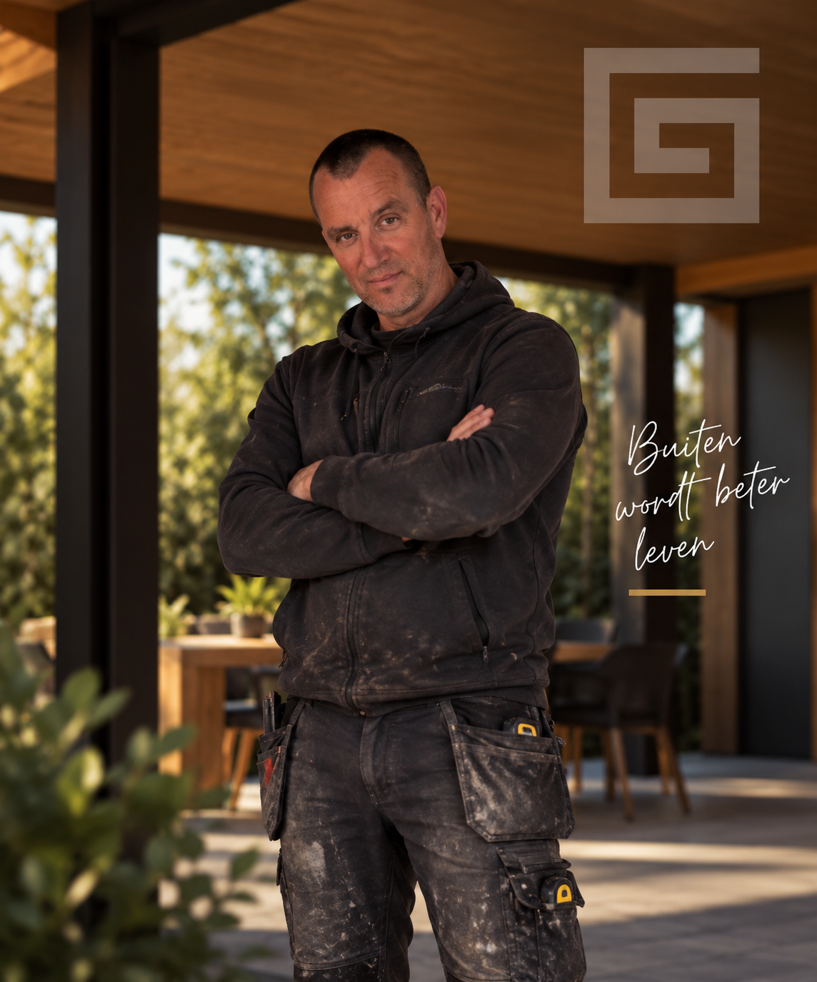 Joey Grifhorst onder een houten veranda van Gildenbouw
