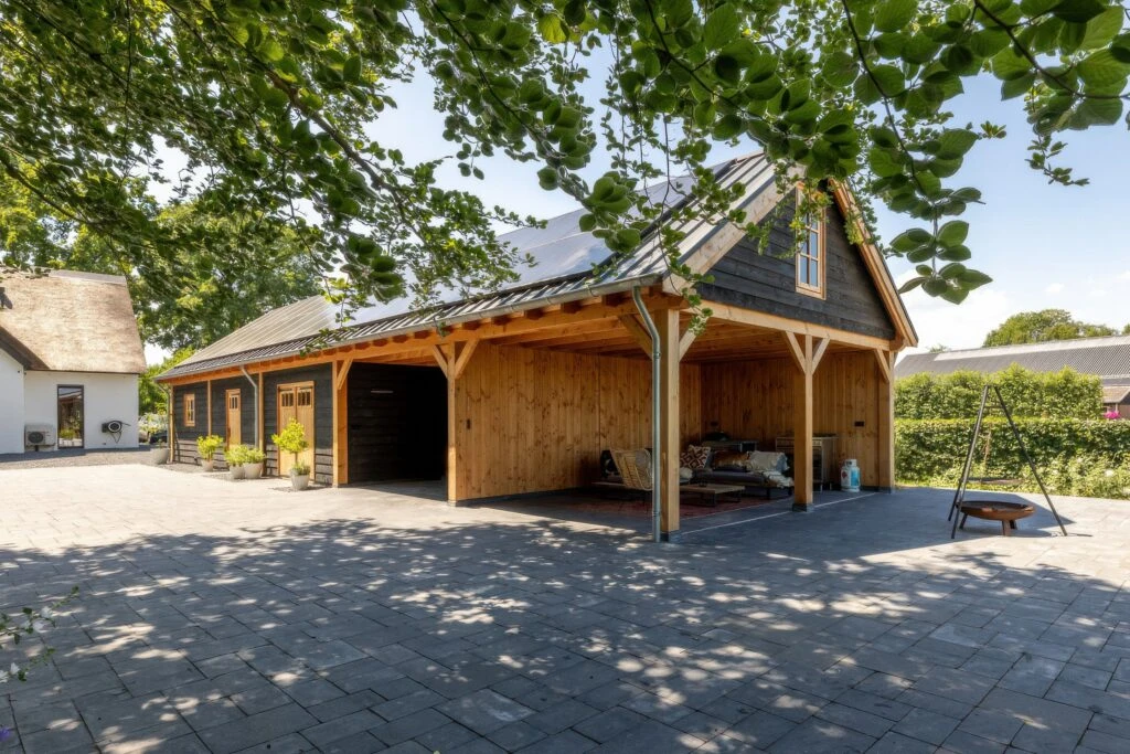 Modern houten bijgebouw bij schemering